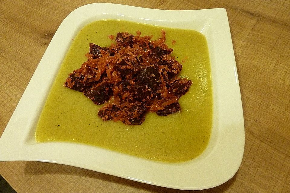 Kartoffel-Blumenkohl-Suppe mit rotem Gemüse