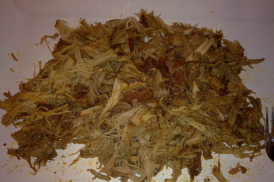 Pulled Pork mit russischem Krautsalat aus dem Dutch Oven