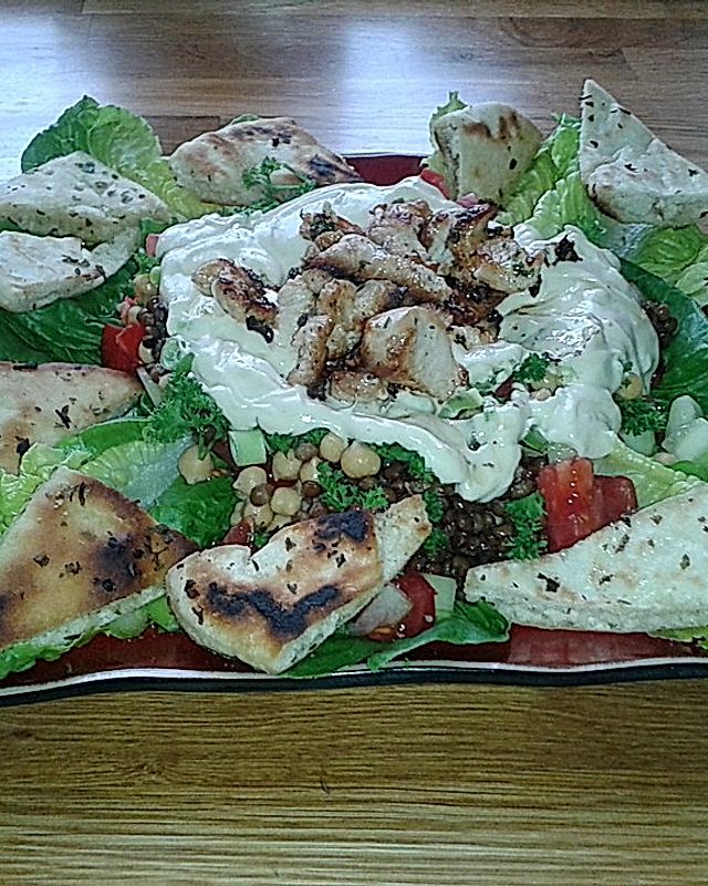 Arabischer Salat mit Kichererbsen und Linsen
