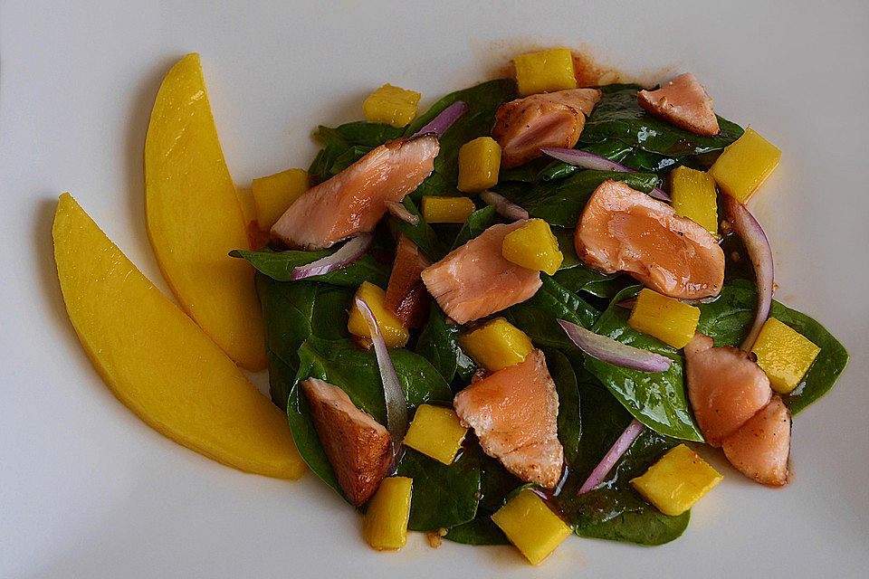 Spinatsalat mit Mango und Lachs