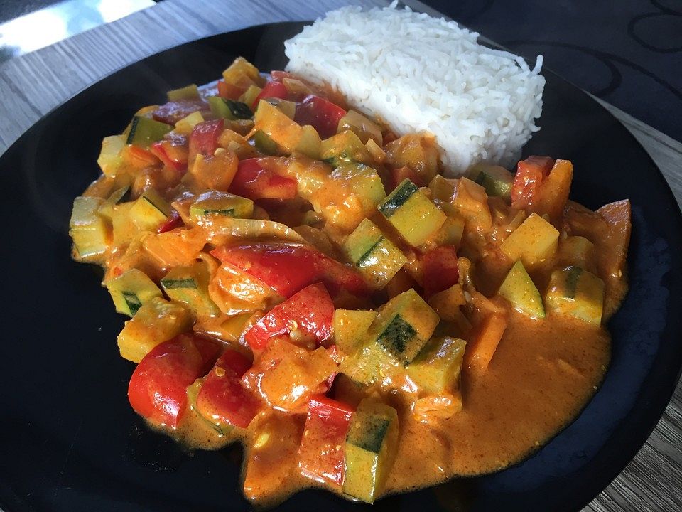 Vegetarisches Thai-Curry mit Kokosmilch für Genießer von cooking_with ...