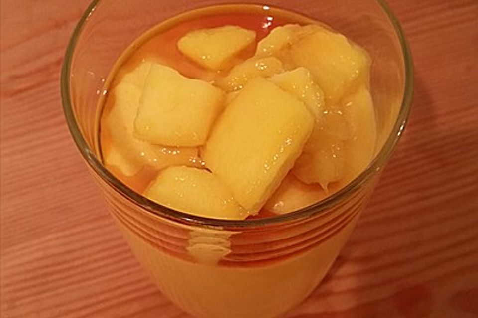 Mango-Pudding-Dessert mit kandierten Mangostücken