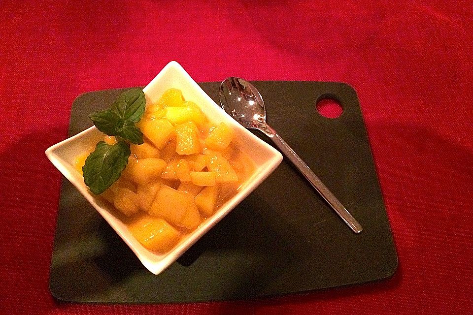 Mango-Pudding-Dessert mit kandierten Mangostücken