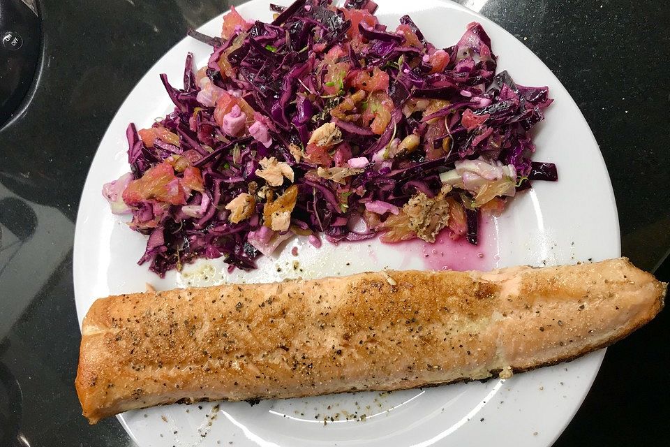 Rotkohl-Apfelsinen-Walnuss-Salat