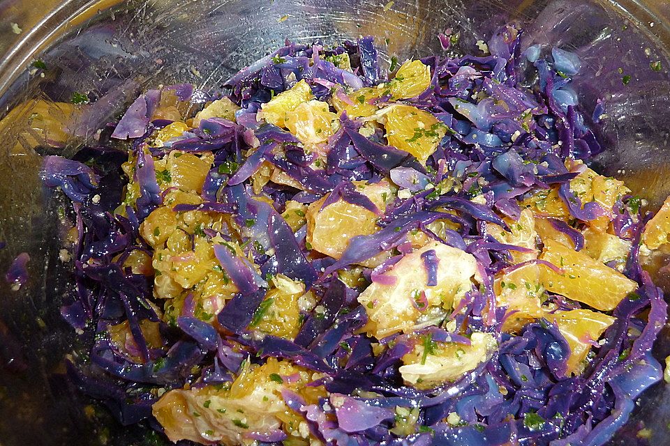 Rotkohl-Apfelsinen-Walnuss-Salat