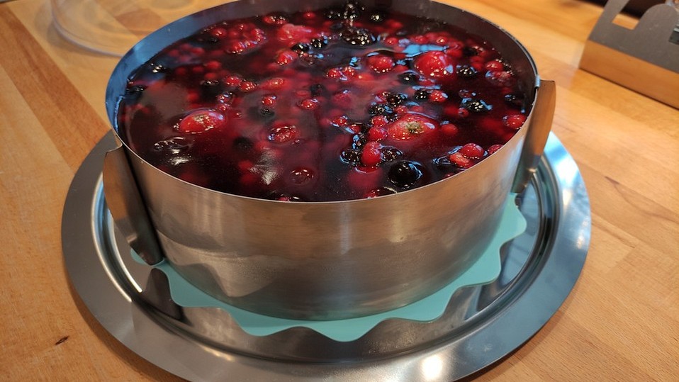 Bunte Beeren-Torte mit Zitronenmousse Bunte Beeren-Torte mit Zitronenmousse