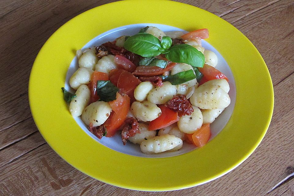 Gnocchi mit frischen und getrockneten Tomaten