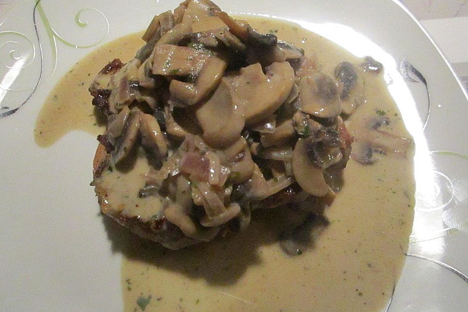 Schweinesteak mit Champignons auf Toast