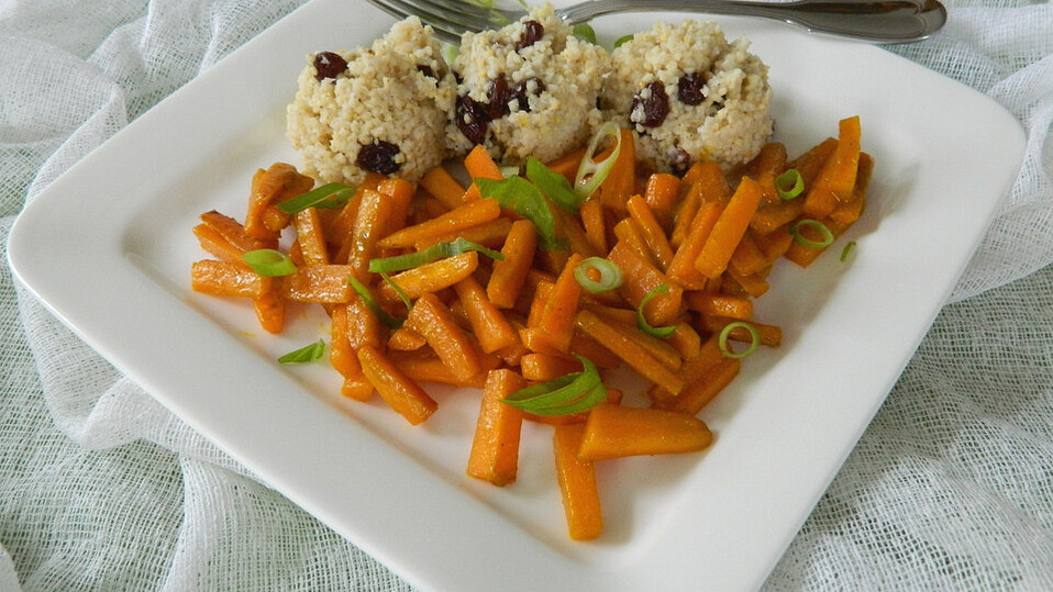 Kokos-Rosinen-Hirse-mit-Curry-Karotten