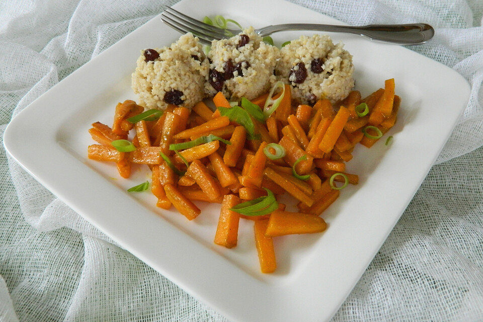 Kokos-Rosinen-Hirse mit Curry-Karotten