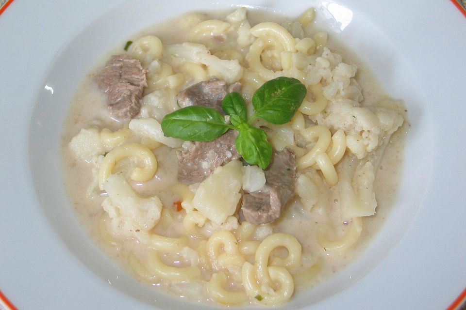 Pikante Blumenkohlsuppe mit Rindfleisch