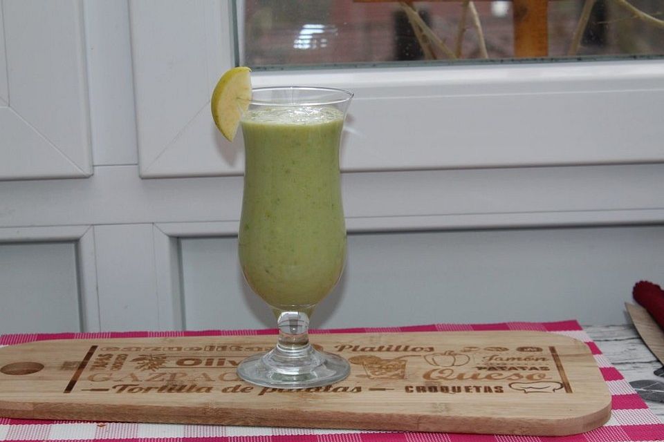 Grüner Salat-Smoothie mit Avocado