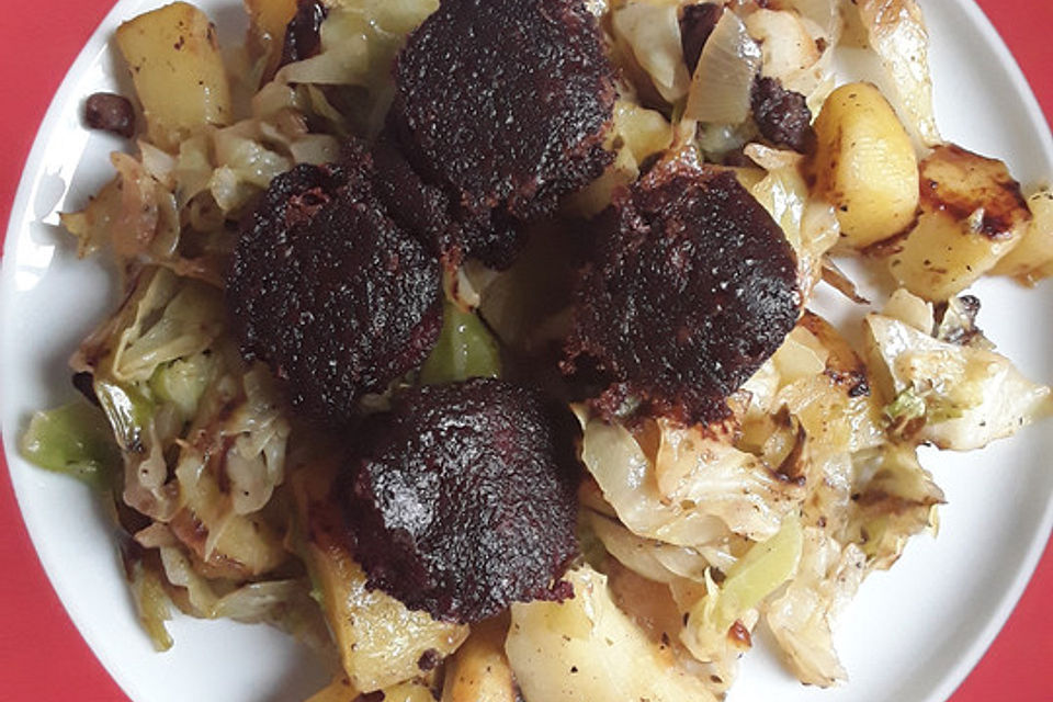 Kartoffel-Spitzkohl-Pfanne mit Blutwurst