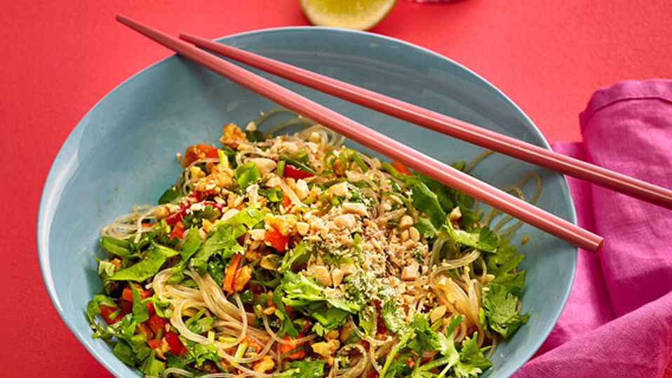 Asiatischer-Glasnudelsalat-mit-Sojahack