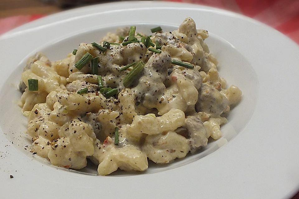 Spätzlepfanne mit Salsiccia, Mascarpone und Trüffelpesto