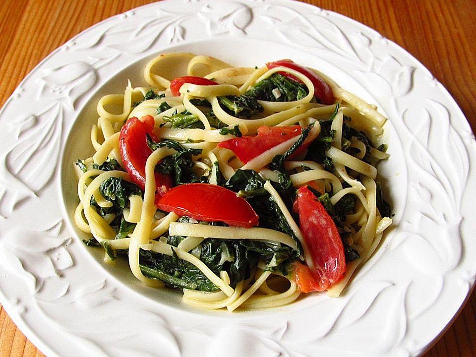 Pasta mit Blattspinat und Tomaten von wargele| Chefkoch