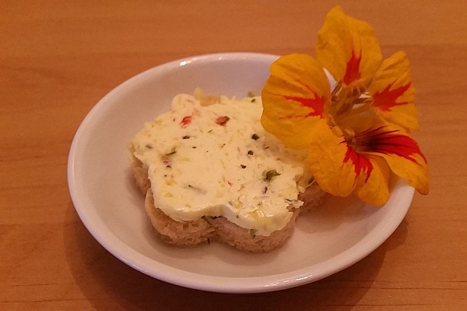 Kräuterbutter mit Brennnesseln und Kapuzinerkresse