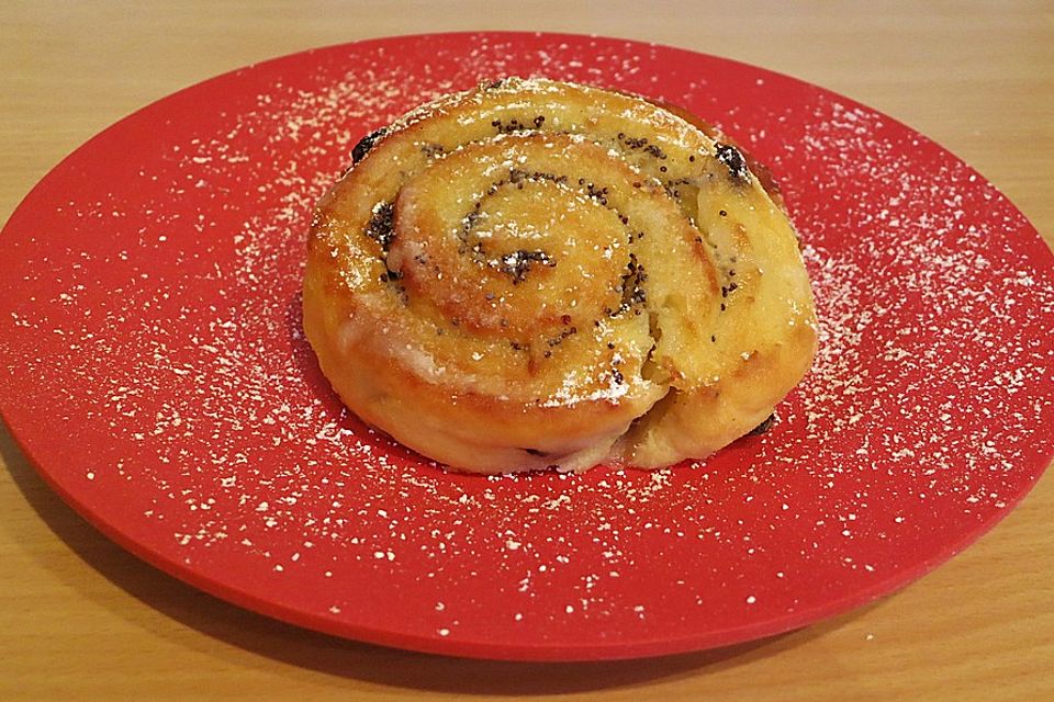 Quarkteig-Rosinenschnecken mit Honig und Mohn