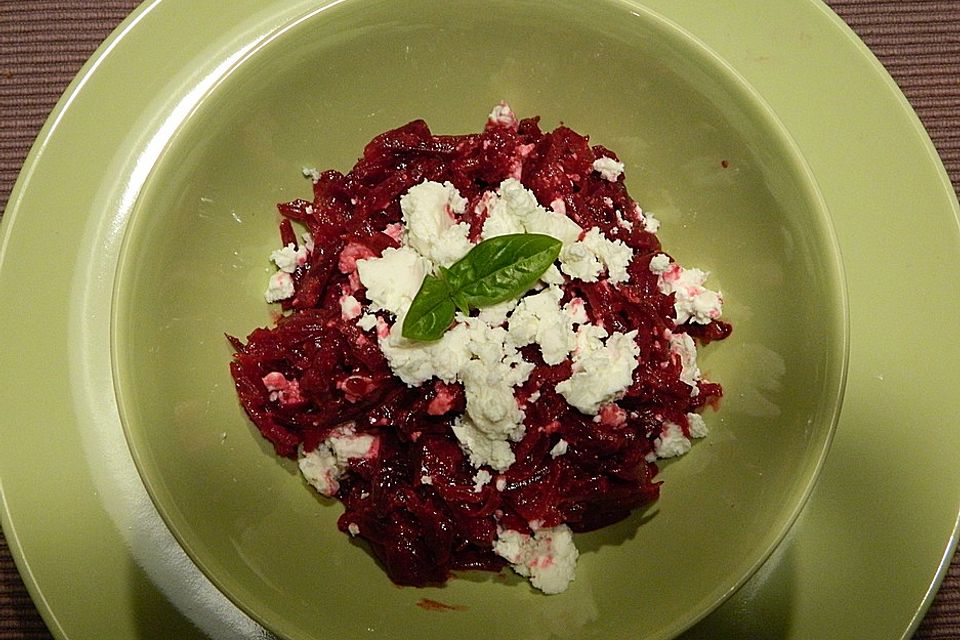 Rote Bete Salat mit Feta und Meerrettichsauce