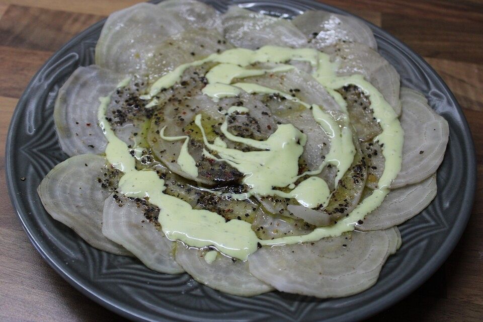 Rote Bete Carpaccio mit saure Sahne-Meerrettich-Dressing