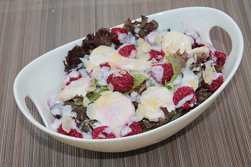 Lollo Rosso mit Banane, Himberen und Himbeer-Joghurt-Dressing