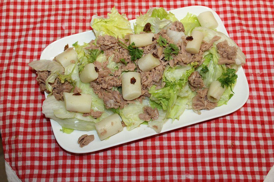 Schneller Eisbergsalat mit Thunfisch, Spargel und Kapern