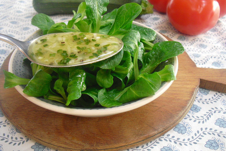 Feldsalat mit Dressing auf Essig/Öl Basis