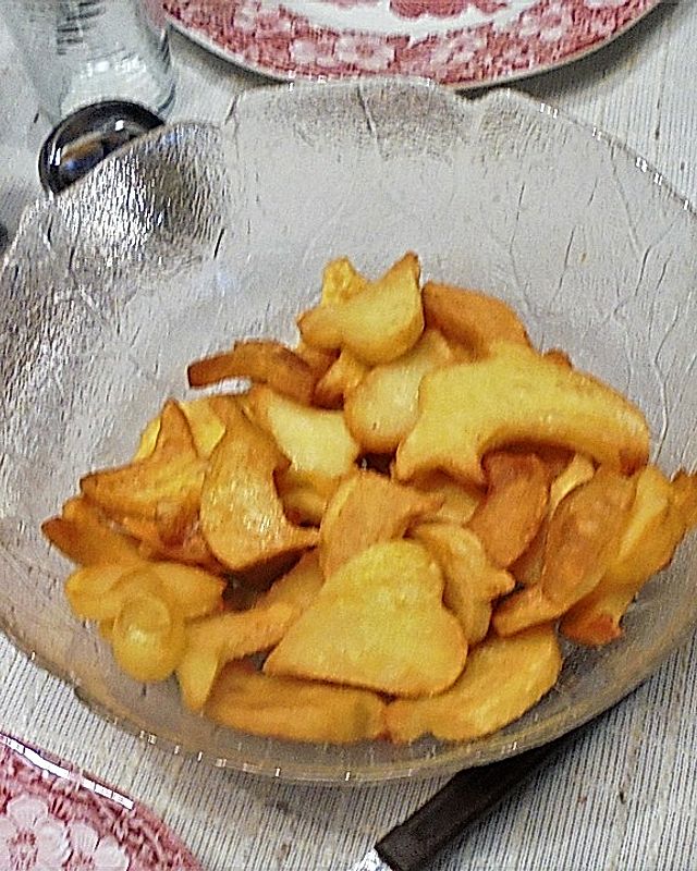 Frittierte Kartoffelplätzchen und Frittenschrott
