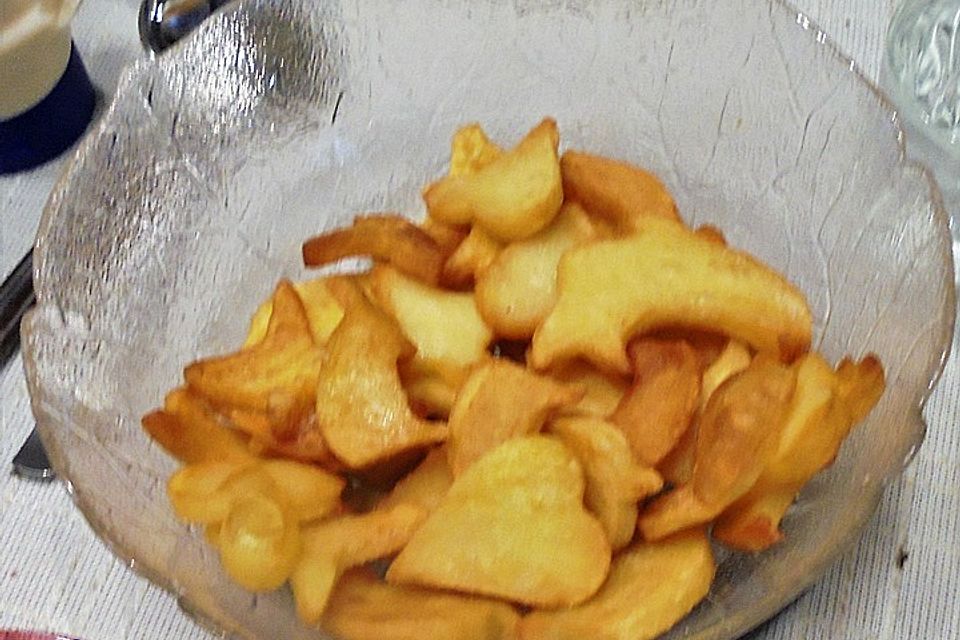 Frittierte Kartoffelplätzchen und Frittenschrott