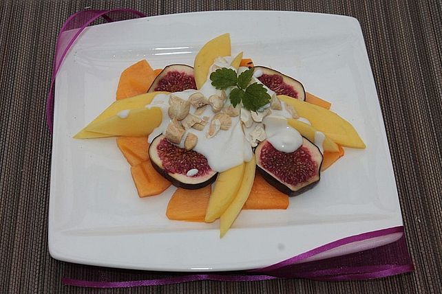 Feige-Mango-Sharon-Salat mit Kokos-Dressing und Cashew-Kernen von ...