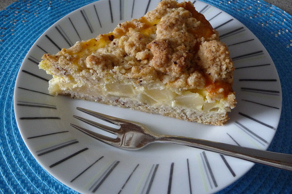 Birnenkuchen mit Streuseln und Schmand