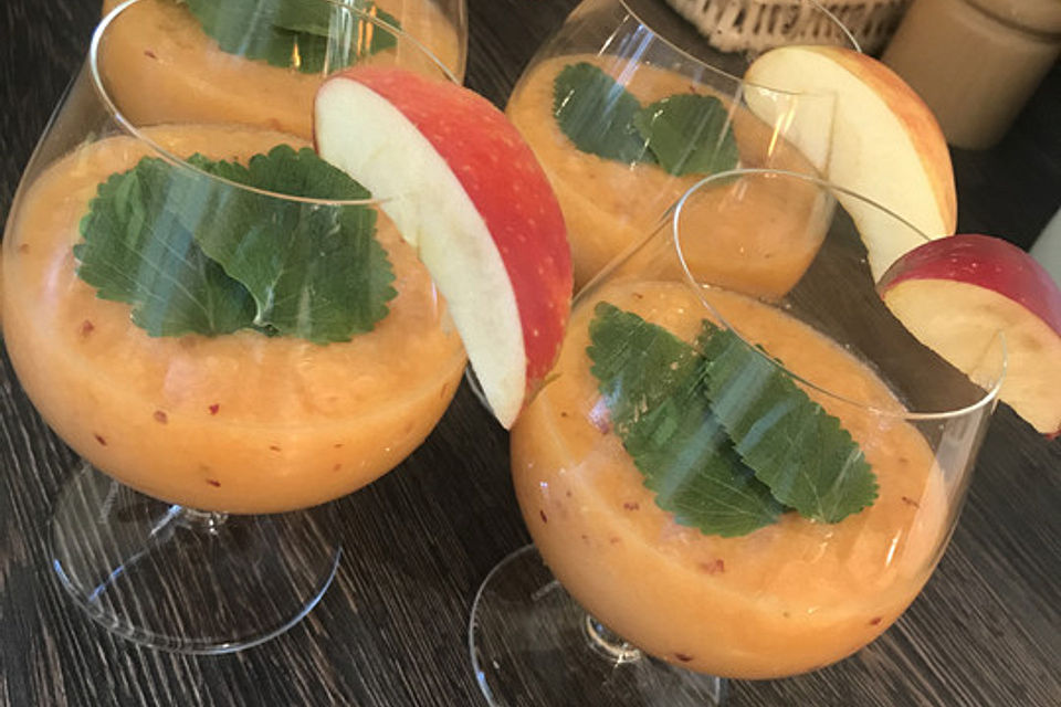 Möhren-Orangen-Apfel-Gurken-Avocado-Smoothie