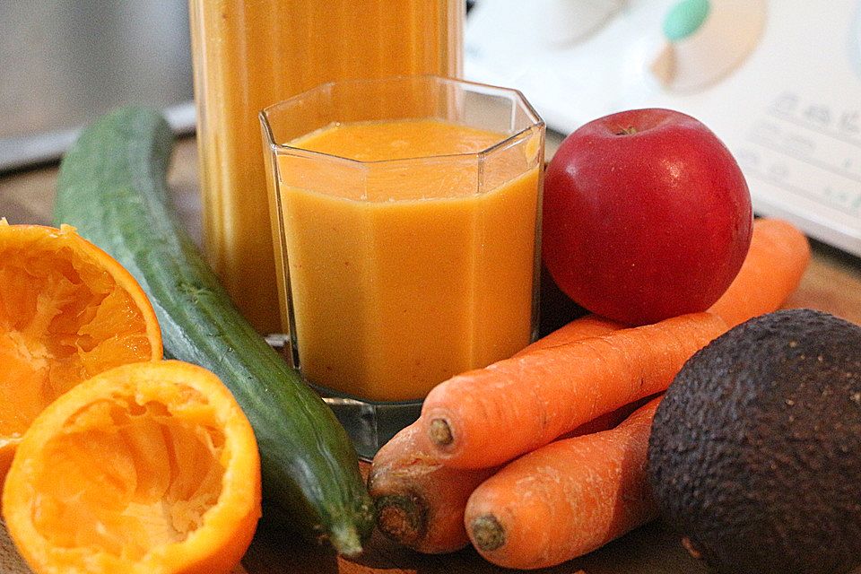 Möhren-Orangen-Apfel-Gurken-Avocado-Smoothie