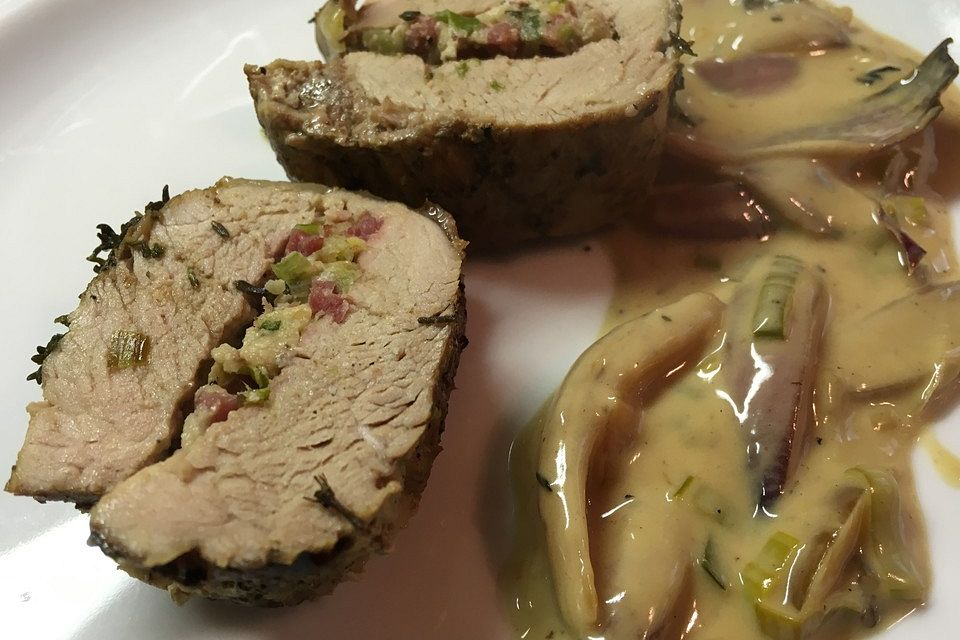 Schweinelende mit Lauch-Schinkenfüllung und Rieslingsauce