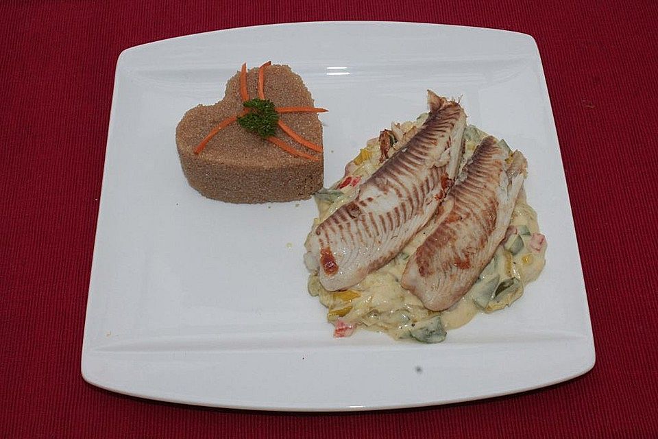 Tilapia-Fischfilets auf Lauchbett