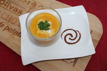 Kürbis-Karotten Suppe mit Kokos-Sahne