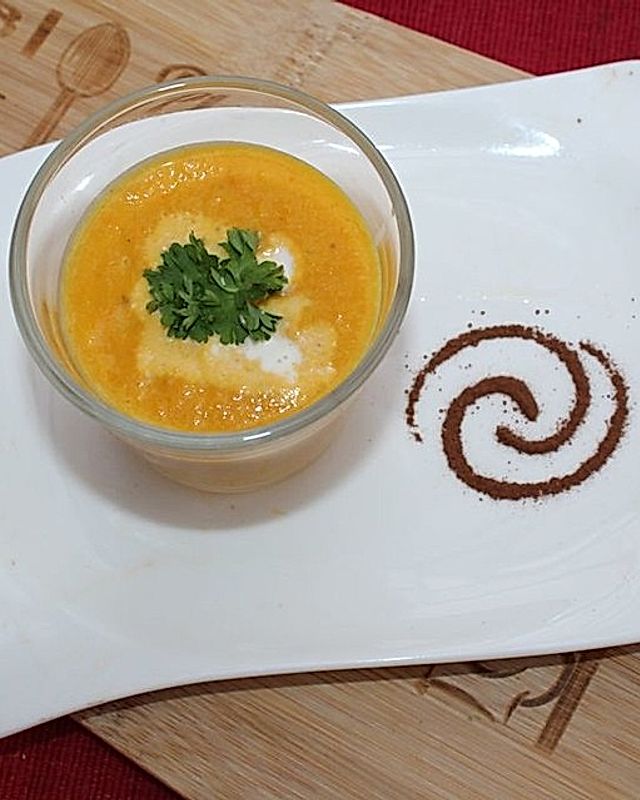 Kürbis-Karotten Suppe mit Kokos-Sahne
