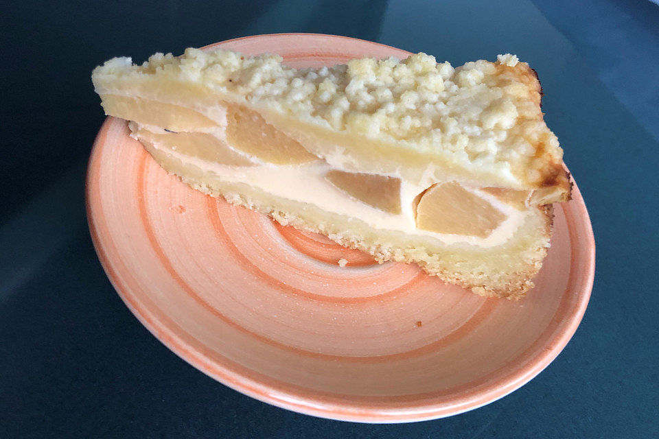 Quittenkuchen mit Quarkfüllung und Streuseln