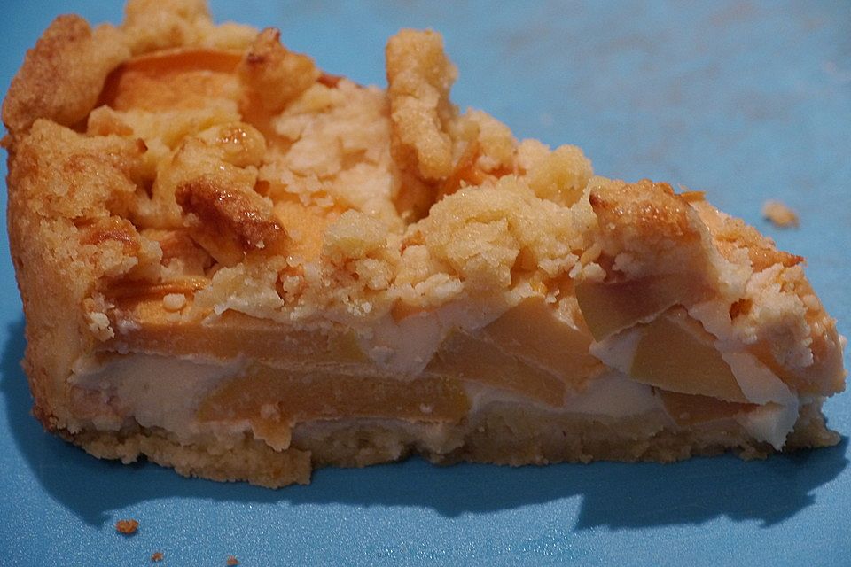 Quittenkuchen mit Quarkfüllung und Streuseln