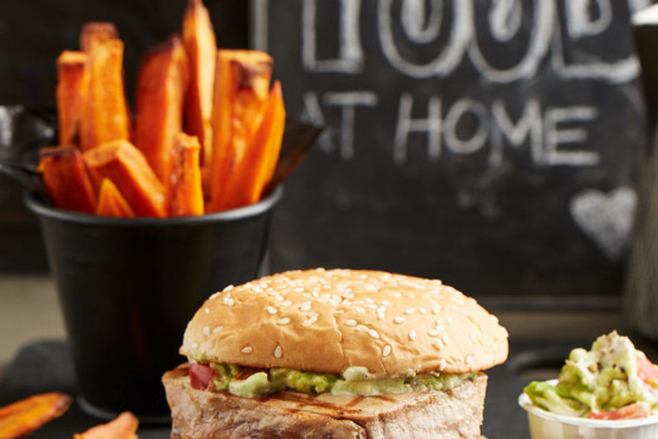 Avocado-Thunfisch-Burger mit Süßkartoffel-Pommes-Frites und Avocado-Frischkäse-Dip