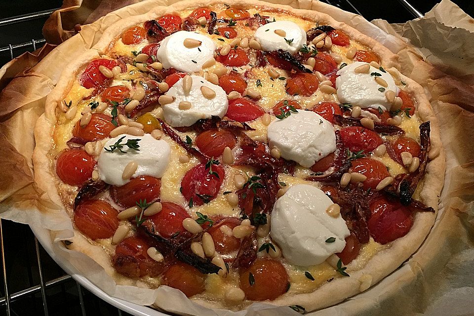 Tarte mit Kirschtomaten und Ziegenkäse