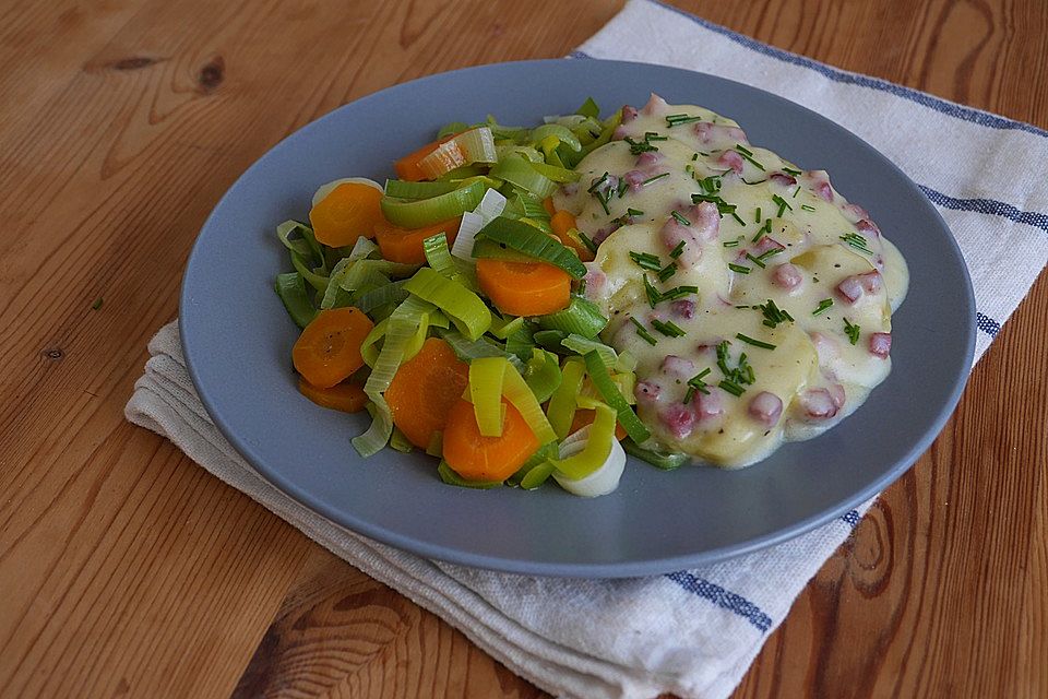 Würzige Béchamelkartoffeln mit Lauch-Möhren-Gemüse