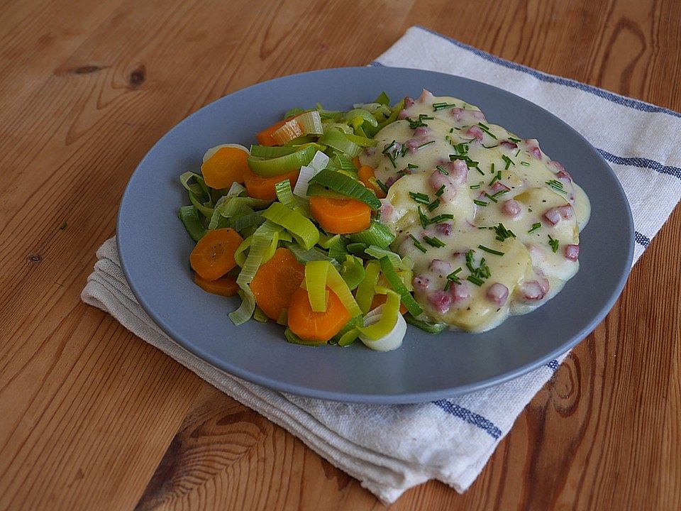 Würzige Béchamelkartoffeln mit Lauch-Möhren-Gemüse von McMoe| Chefkoch