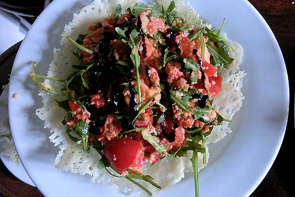 Brotsalat à la Timo im Parmesankörbchen