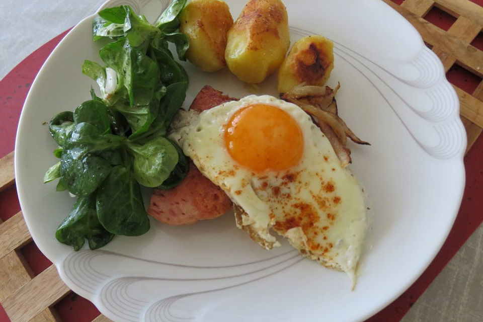 Bayerische Ofenkartoffeln mit Leberkäse und Spiegeleiern