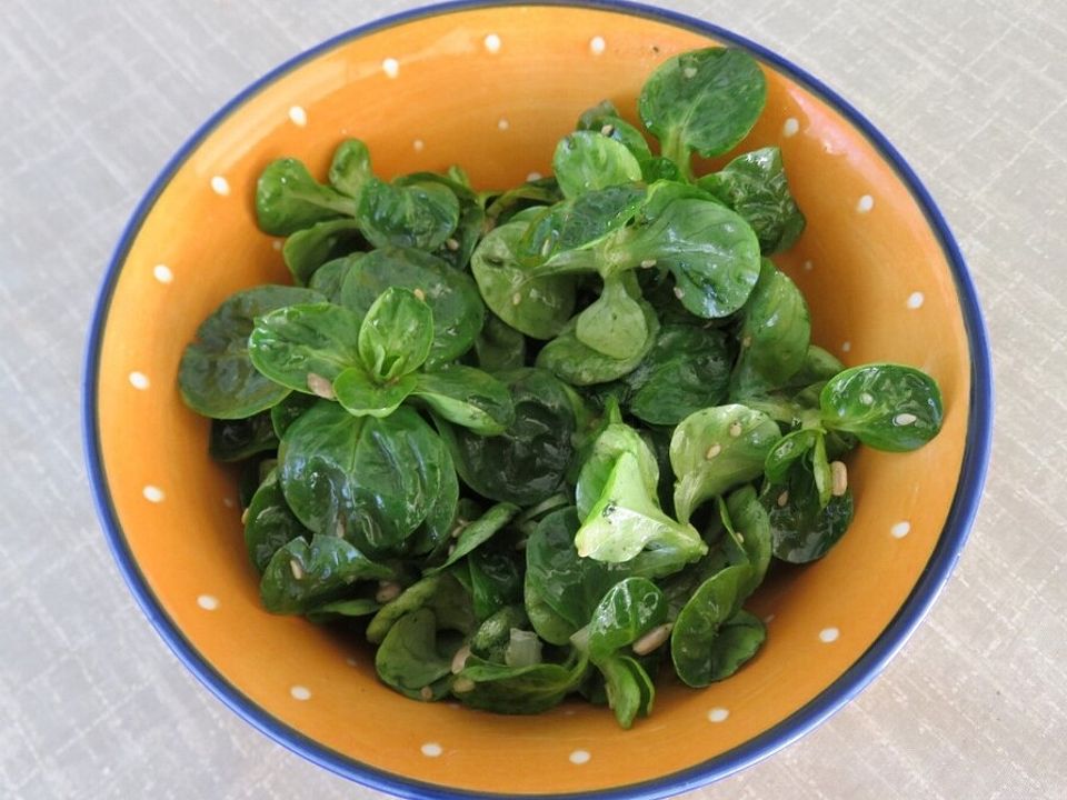 Feldsalat mit Mandeln und Sesam von gummb| Chefkoch