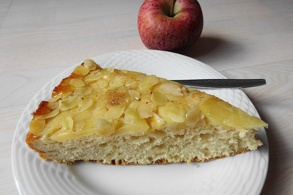 Verkehrter Apfelkuchen mit Hefeteigboden