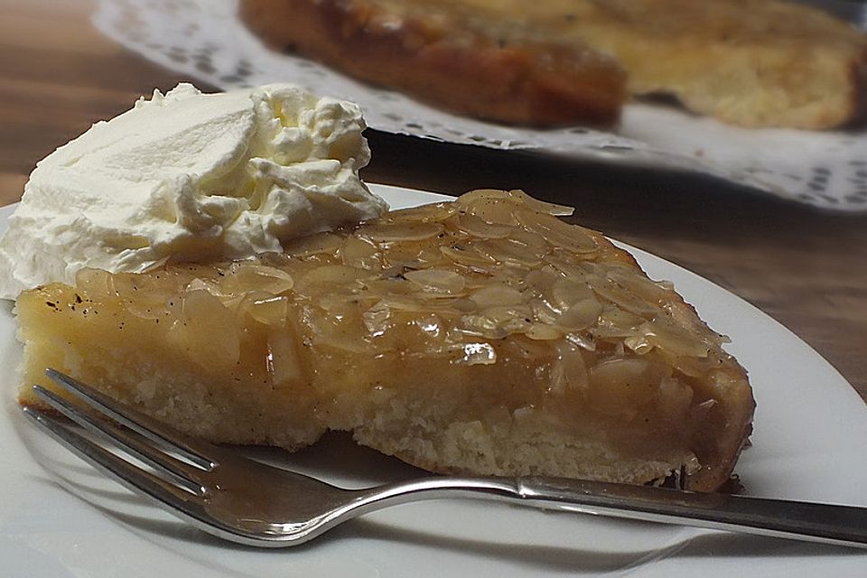 Verkehrter Apfelkuchen mit Hefeteigboden