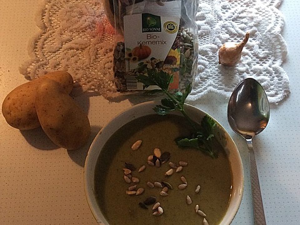 Säuerliche Mangold-Suppe mit gerösteten Mandeln