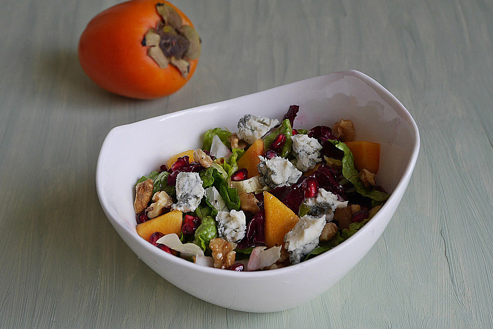 Herbstlicher Salat mit Sharonfrucht und Blauschimmelkäse